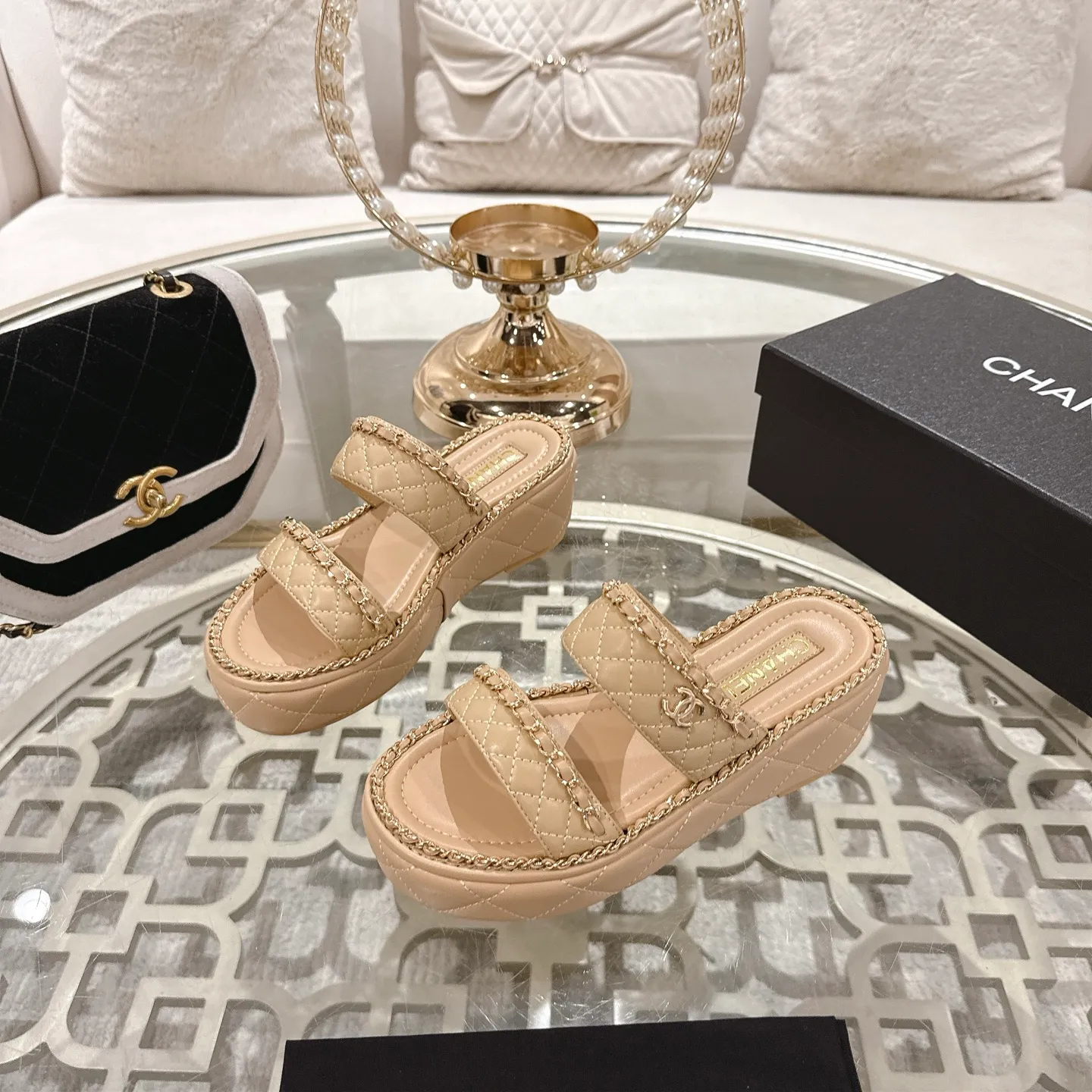 💕💕Factory direct selling price p600💕💕 𝐂𝐇𝐀𝐍𝐄𝐋 | Xiaoxiang 25𝐬𝐬 🦋2025 Spring and Summer New Products Counter Classic Xiaoxiang Double C Diamond Chain Slippers Series New〰 🍬 A must-have in the BS fashion circle The matching will interpret the meticulous, minimalist and classic elements that will never fade away. 💋 Showing a unique dressing style that is too beautiful to say. A must-have for summer... Upper: original high-customized lambskin. Lining: imported mixed sheepskin lining. Outsole: original molded non-slip outsole. Shoe size: 35-39 (34.40.41.42 customization is not returnable).